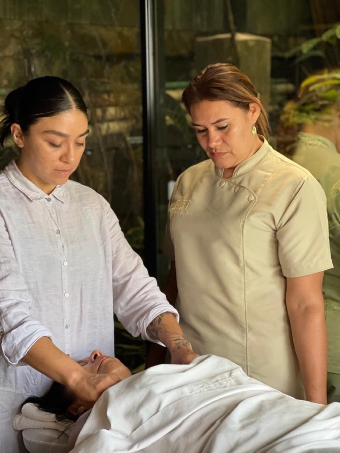 Xiomara Sánchez acompañando una práctica durante una formación.